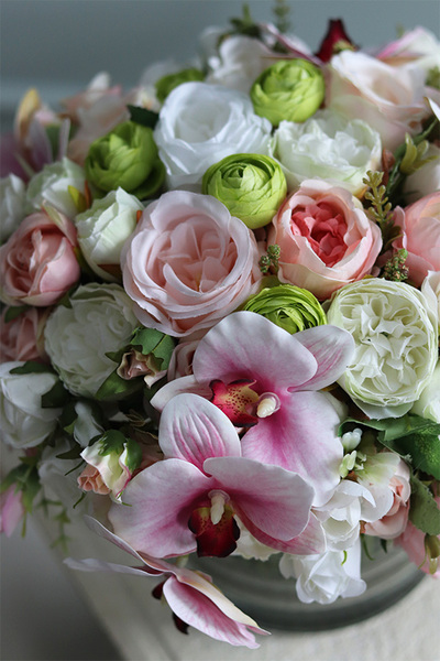 bogaty bukiet wiosennych kwiatów w szklanym wazonie, Helitra, wym.24x28cm