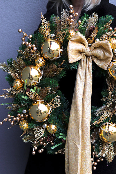 Golden Ambient, złoty świąteczny wianek z kokardą