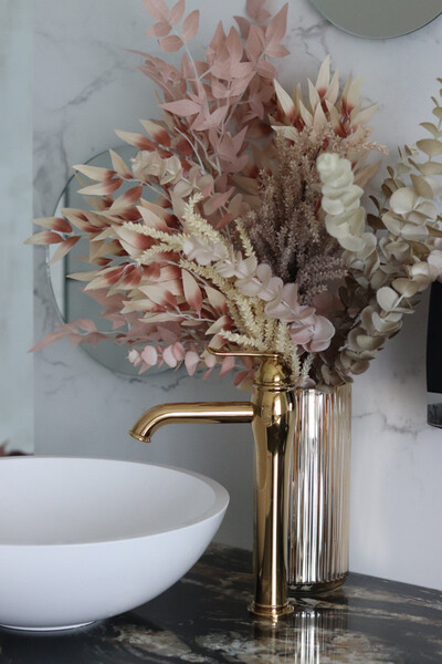 Laguel Golden November, kompozycja kwiatowa w wazonie