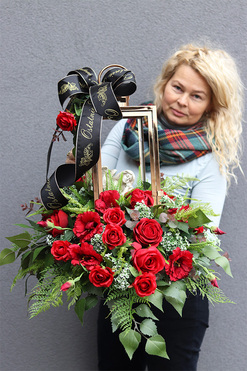 Red Angelo Garden, kompozycja nagrobna w złotym lampionie, wys.60cm 