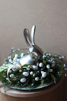Kreolia Boston, stroik wielkanocny na talerzu z zającem