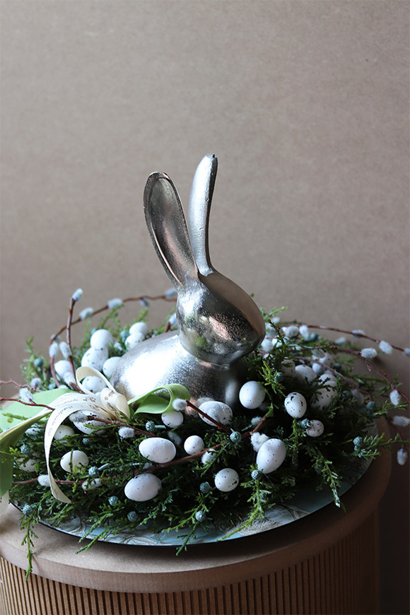 Kreolia Boston, stroik wielkanocny na talerzu z zającem