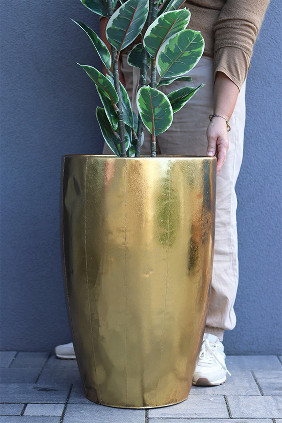 Fikus Dębolistny Złota Bajka, sztuczna roślina w złotej donicy