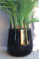 Palma Fiberglass London, sztuczna palma w lśniącej donicy