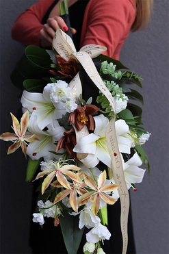 Hefrata, bukiet nagrobny z liliami, dł.86cm