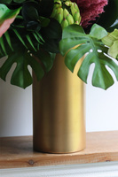 Schiele Premium Red, strelicja kompozycja w złotej donicy