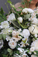 Biała Maria, kompozycja nagrobna w plastikowej osłonce