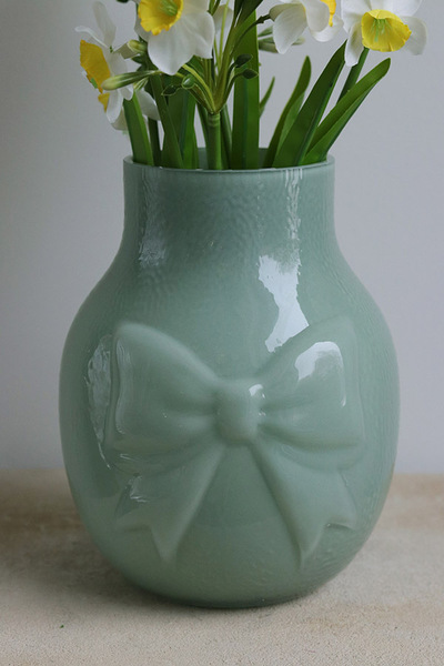 Kokarda Glassier, wazon szklany z kokardą