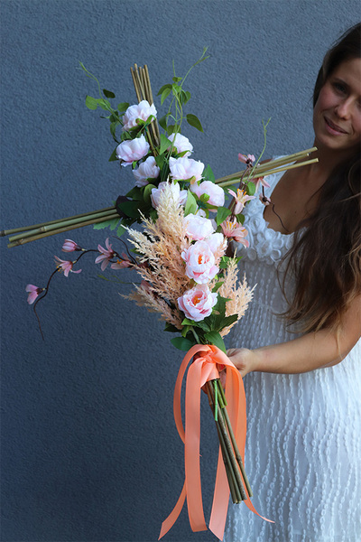 Chrisiana, dekoracja nagrobna "krzyż" z kwiatami, dł.78cm