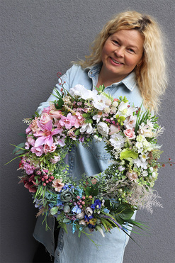 Leosi Hills, wianek na drzwi z polnymi kwiatami, śr.53cm