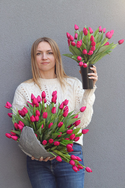  Magenta Tulips, nowoczesny bukiet nagrobny we wkładzie
