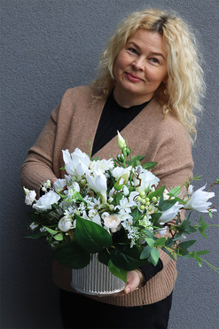 Gredara Silver, biała kompozycja kwiatowa, wys.40cm 