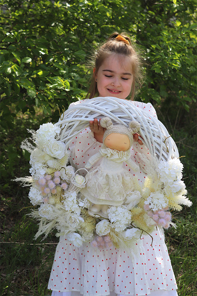 Doll Madleine, wianek dekoracyjny z lalką