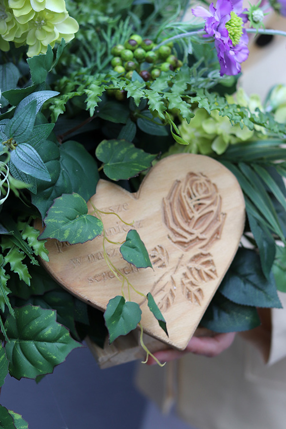 Serce Anioła, dekoracja nagrobna na drewnianej podstawie, wym.44x60x53cm