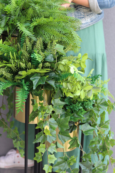 In The Jungle, zielona dekoracja w złotym kwietniku