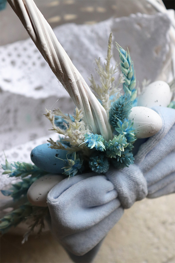 Sweet Blue, dwustronnie dekorowany koszyczek wielkanocny z serwetką