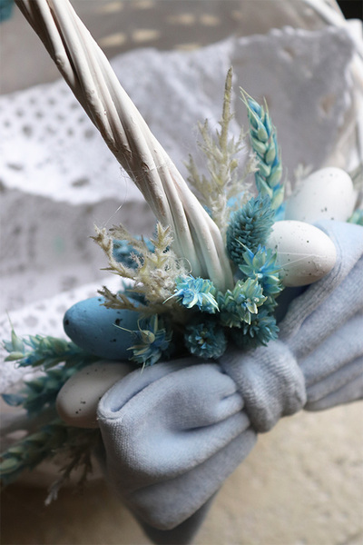 Sweet Blue, dwustronnie dekorowany koszyczek wielkanocny z serwetką