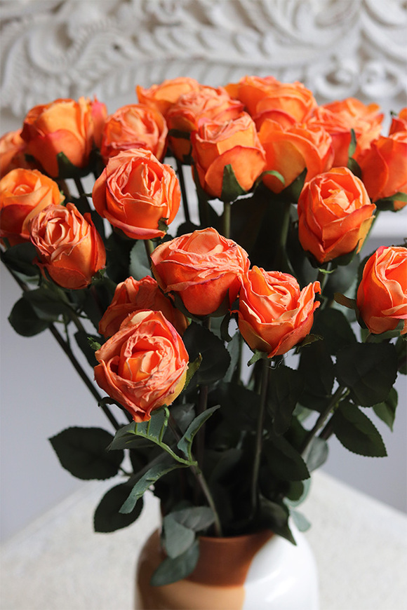 Orange Roses, kompozycja kwiatowa roże w wazonie