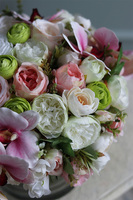 bogaty bukiet wiosennych kwiatów w szklanym wazonie, Helitra, wym.24x28cm