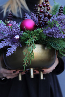 Royal Christmas, fioletowy stroik świąteczny w naczyniu