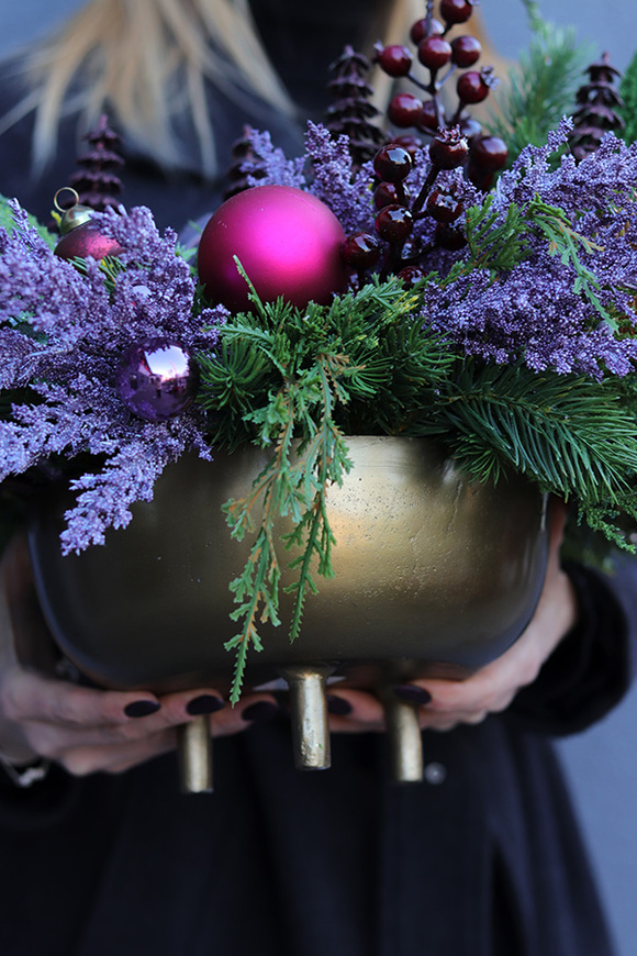 Royal Christmas, fioletowy stroik świąteczny w naczyniu