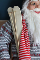 duża figurka / miękki stojący Mikołaj z nartami i szalikiem