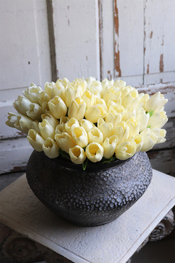 Eduardo Medoria, kompozycja wiosenna z piankowymi tulipanami, wym.26x25cm