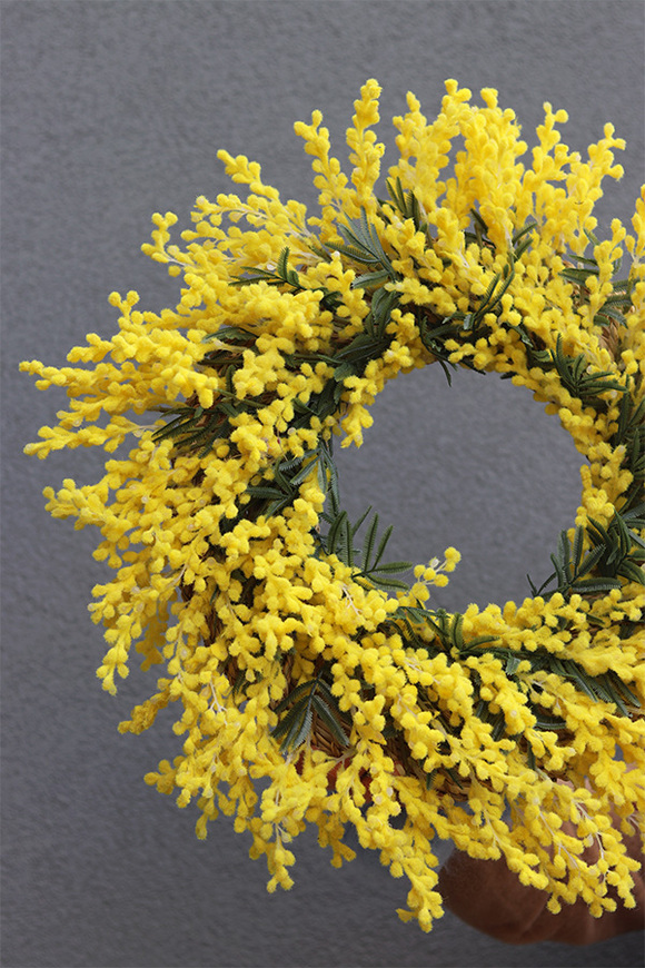 Wiosenna Mimoza, żółty wianek na drzwi z mimozy