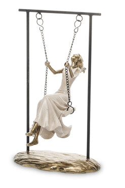 Beztroska, figurka kobieta na huśtawce, wys.25.5cm