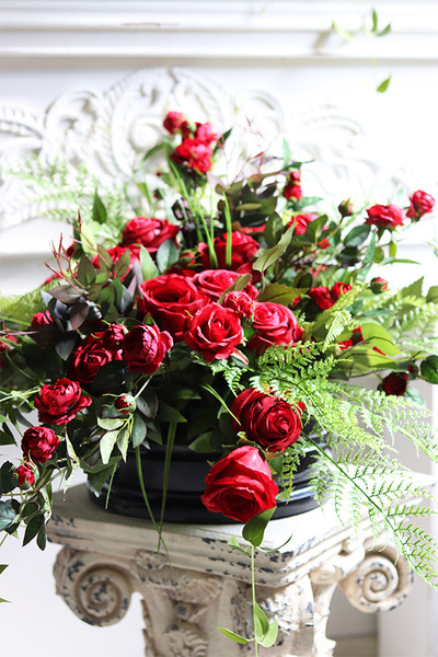 Czerwień Deluxe, kompozycja nagrobna w misie