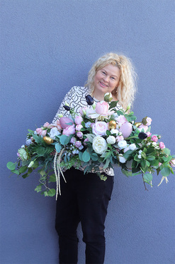 Melista Delineta Longia, kompozycja kwiatowa na długi stół, wym.42x120cm 