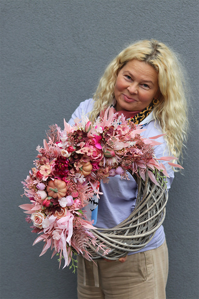 Różowa Poezja 3, asymetryczny jesienny wianek z dyniami