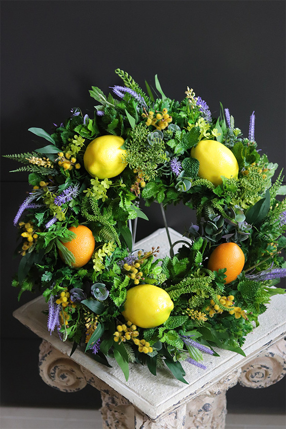 3 Cytryny, zielony wianek na drzwi z owocami