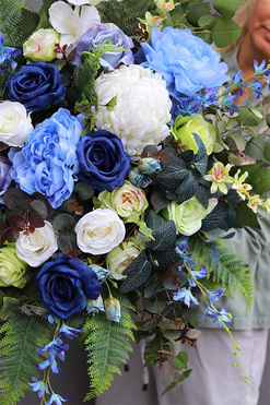 Bluesi, wiązanka nagrobna w misie, wym.50x93cm