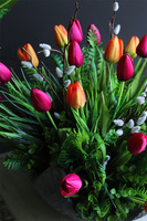 Tulippe Volcan Premium, kompozycja nagrobna w misie