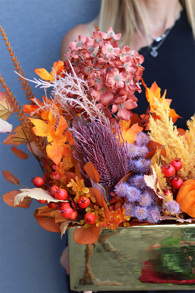 Jesienne Promienie B, kompozycja kwiatowa w złotej osłonce, wym.44x60cm