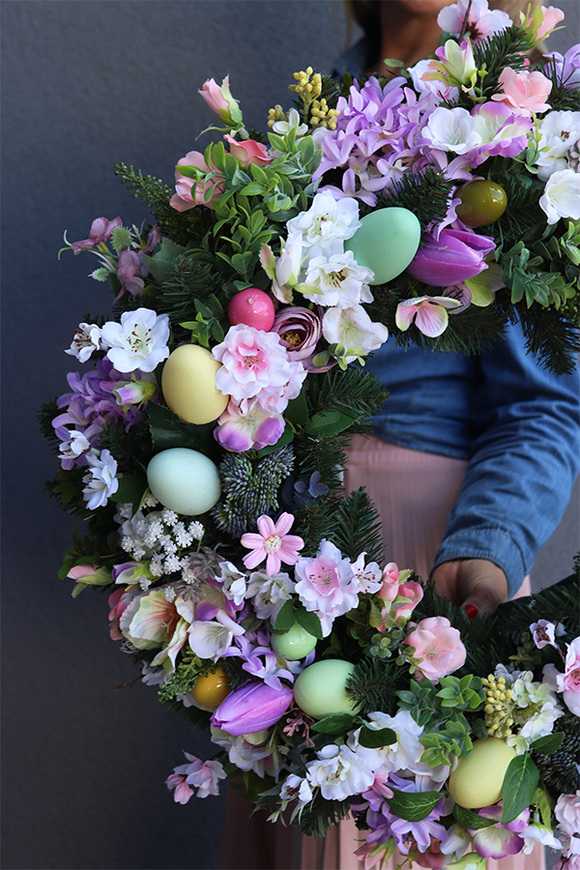 Keffra Easter, wielkanocny wieniec nagrobny