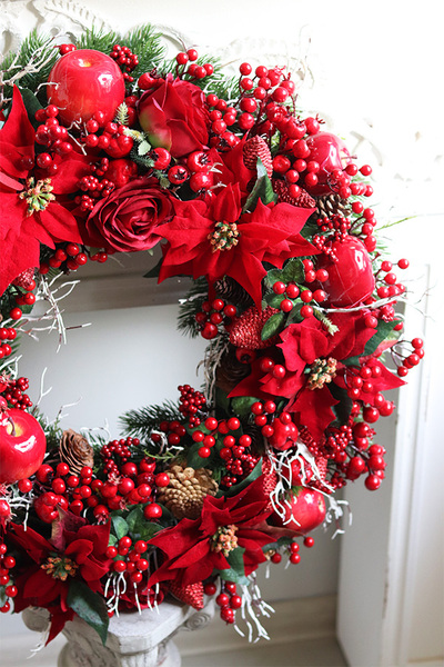 duży świąteczny wieniec z czerwonymi szyszkami, Klasyczny