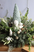 Arktyka, świąteczny stroik z wiewiórką na plastrze drewna