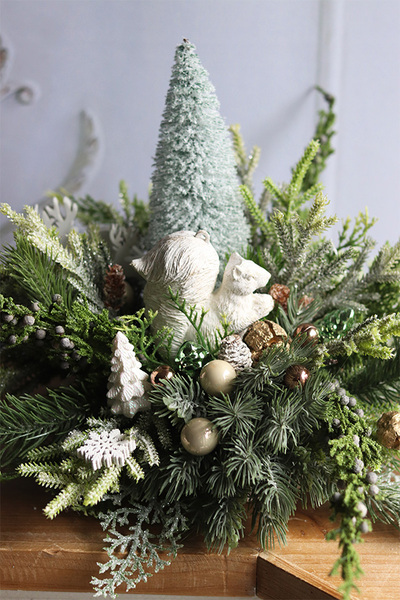 Arktyka, świąteczny stroik z wiewiórką na plastrze drewna