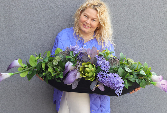 Hilton Laos Conference, fioletowa kompozycja kwiatowa w naczyniu