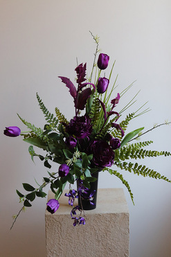 Purple Flowers, nowoczesny bukiet nagrobny we wkładzie, dł.58cm 