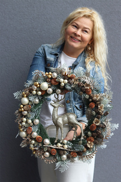 OD RĘKI Złoty Jeleń, świąteczny wianek z figurką, śr.47cm