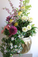 Spring GoldLine, dekoracja kwiatowa w koszu