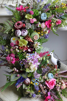 Flowers for You, asymetryczny wianek kwiatowy z bocianem