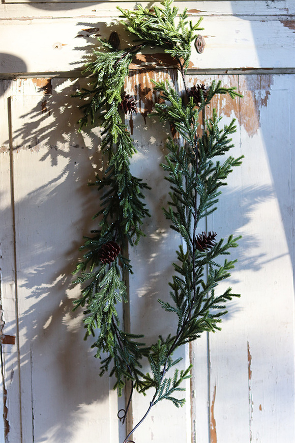 Gerava, girlanda zimowa z szyszkami