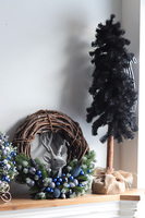 Granatowa Zima, świąteczny wianek z reniferem