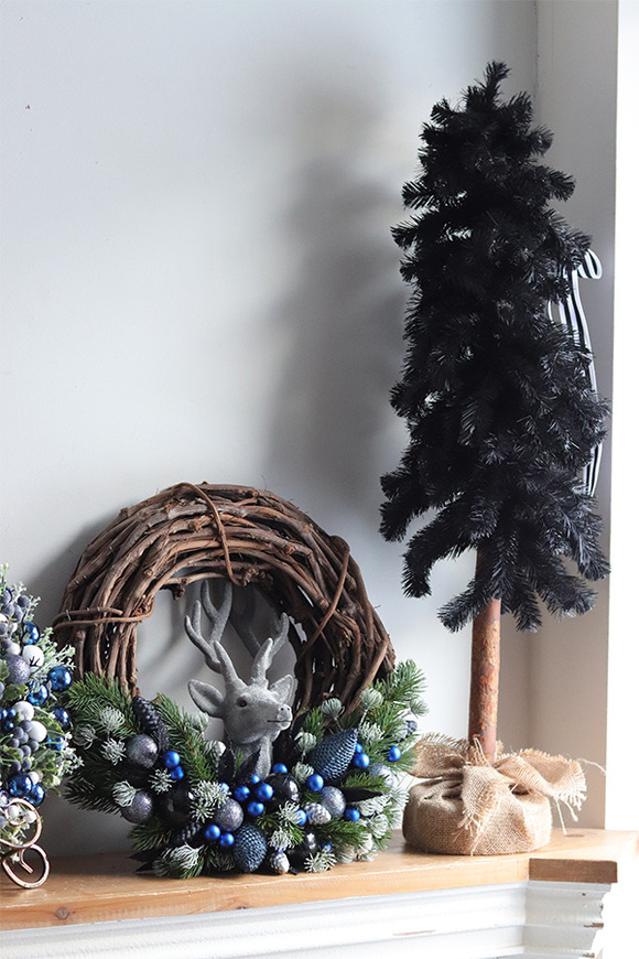 Granatowa Zima, świąteczny wianek z reniferem