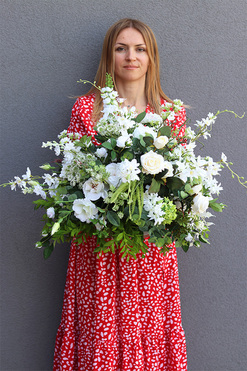 OD RĘKI Leduncja, kompozycja kwiatowa na podstawce welurowej, wym.47x60cm