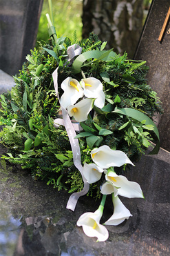 Kalla Elegance, wieniec nagrobny z kaliami, śr.55cm